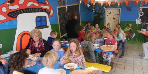 Kinderontbijt in de recreatieruimte op camping de Kienehoef