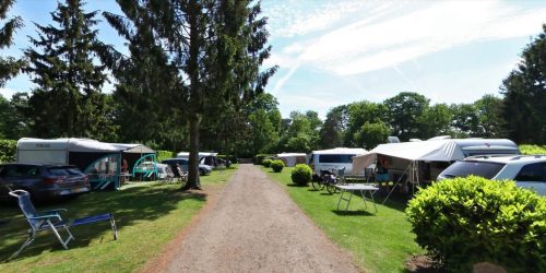 Kampeerplaatsen 211 t/m 223, u mag uw auto bij uw kampeermiddel parkeren