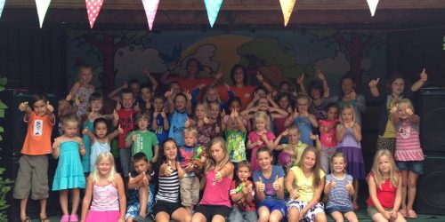 Het podium in de binnentuin op de Kienehoef. In vakantieperioden wordt deze gebruikt voor de animatie activiteiten