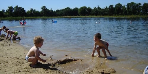 Spelen bij het meer op de Kienehoef