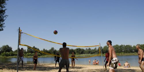 Beachvolleybal op het zandstrand bij de Kienehoef