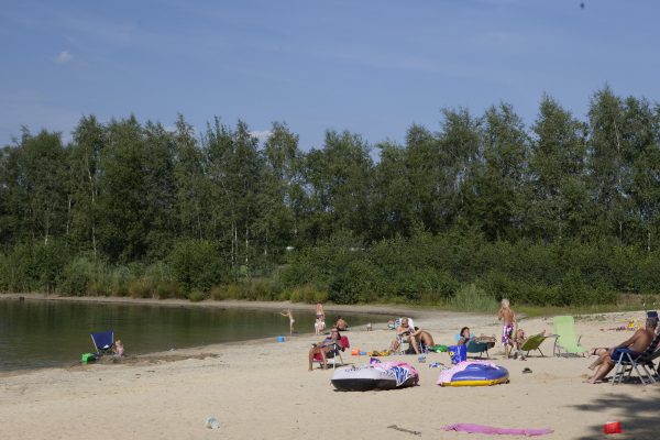 Schitterende recreatiemeer met zandstand, camping de Kienehoef. Brabant Sint-Oedenrode