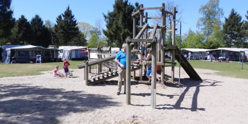 Groot speeltoestel met zandbak voor je tent op onze autovrije kampeervelden