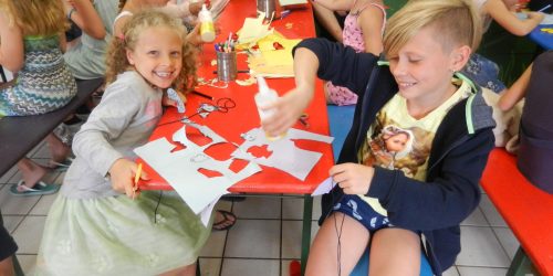 Knutselen in de recreatietuimte op de Kienehoef