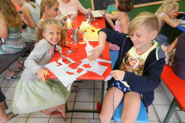 Knutselen in de recreatietuimte op de Kienehoef