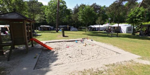 Speeltoestel op het autovrije kampeerveld met honden (plaats 5 - 28)